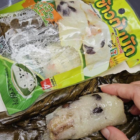 ข้าวต้มผัดไส้กล้วย Steamed Sticky Rice with Banana